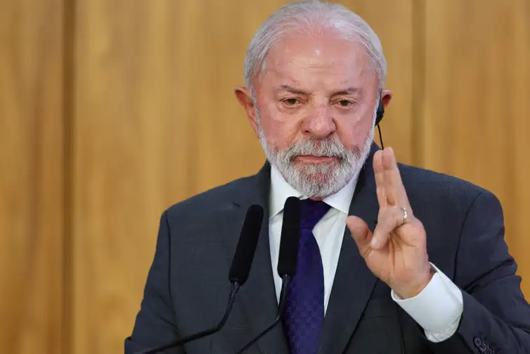 Lula cita preocupação com conflito no Irã e fala em ampliar defesa