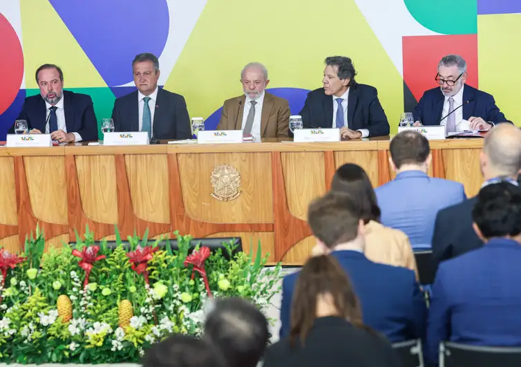 Lula zera imposto e subsidia diesel para conter alta do petróleo