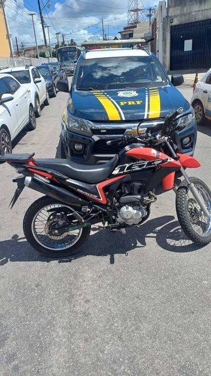 PRF apreende veículo com sinais identificadores adulterados em Macaíba