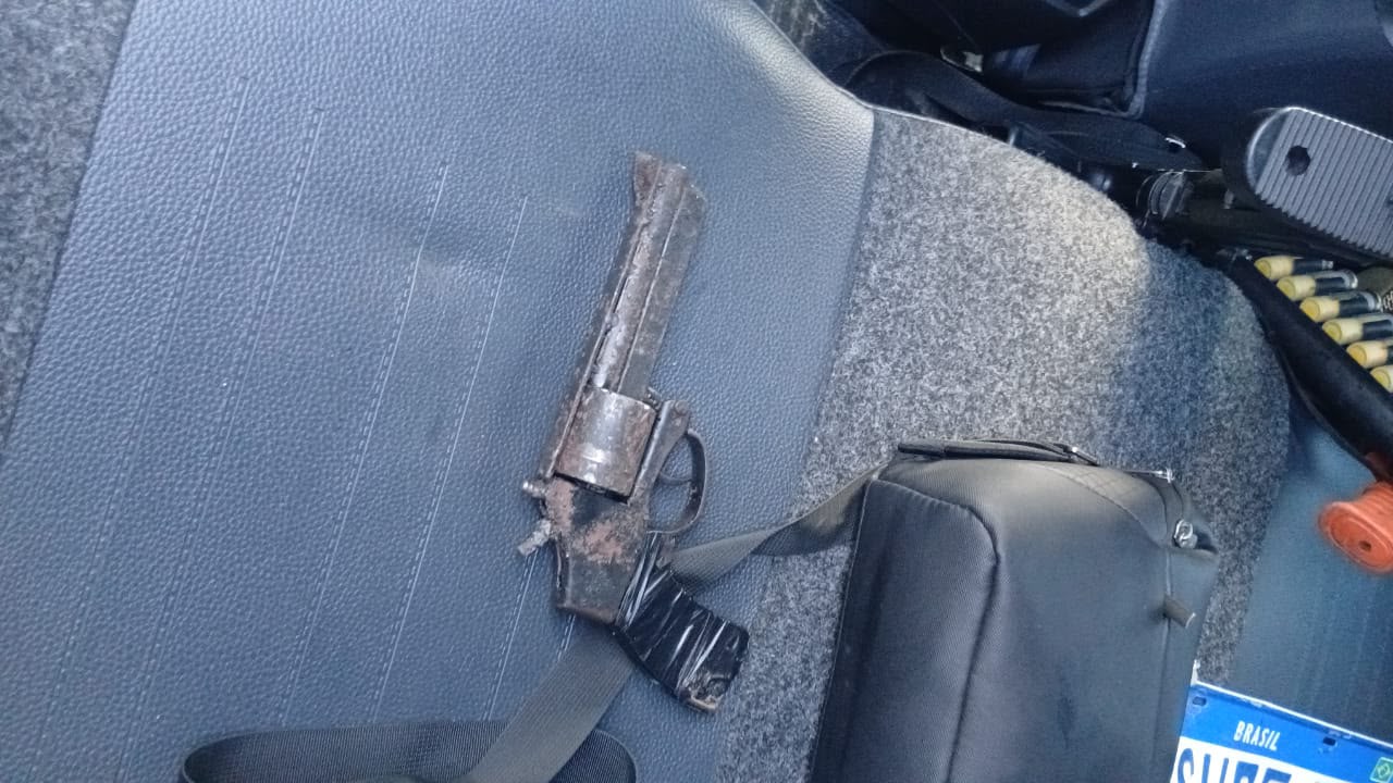 Suspeitos fogem da PM, abandonam moto e deixam para trás celular roubado e arma artesanal em Macaíba