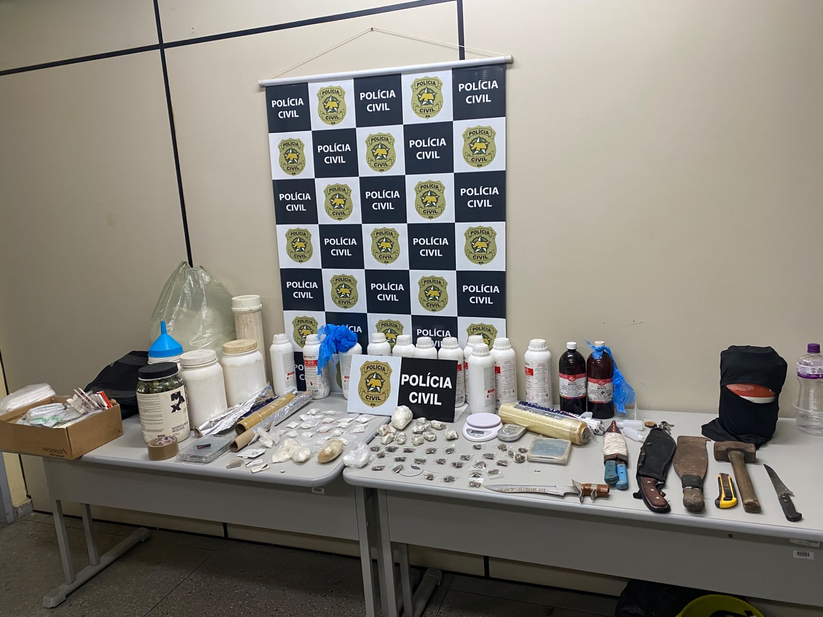Polícia Civil apreende drogas e materiais usados para armazenamento e preparo de entorpecentes em Macaíba