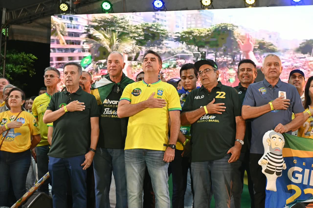 ”Eu vou cuidar do Brasil, eu vou cuidar de você e vou cuidar do RN com Alvaro”, diz Flávio Bolsonaro para multidão em Natal